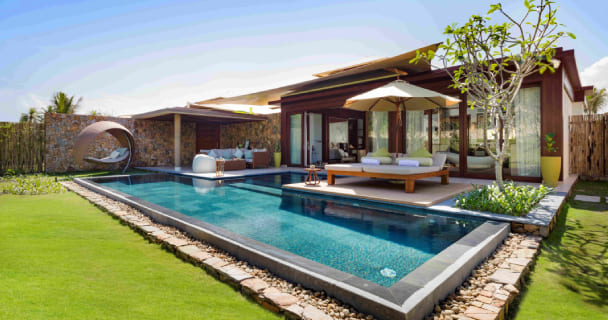 现代极简风格民宿泳池