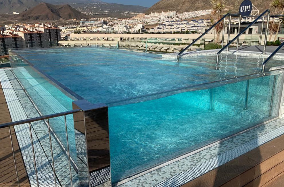 酒店中的亚克力无边际泳池,与景观融合