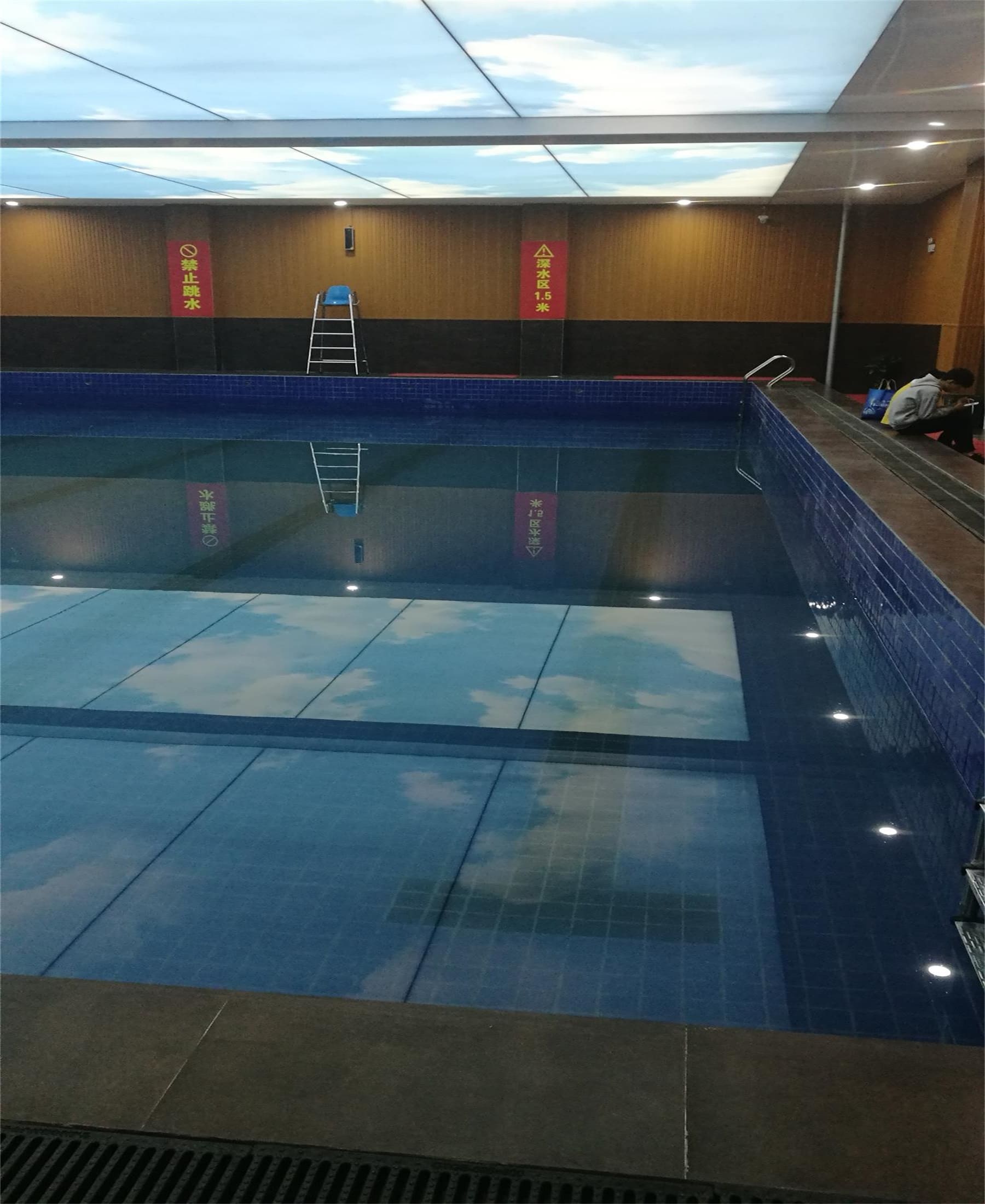 宝鸡市亚泰健身房泳池