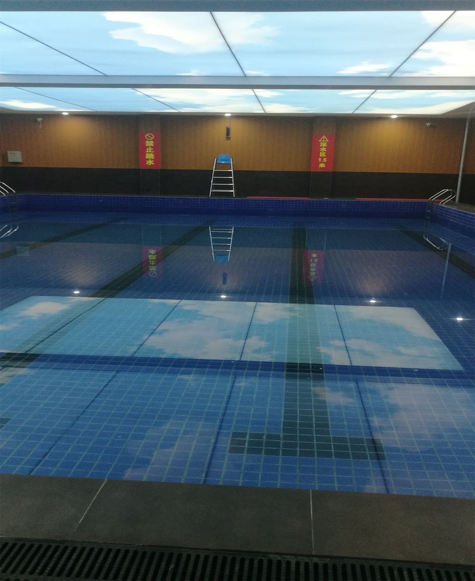 宝鸡市亚泰健身房泳池