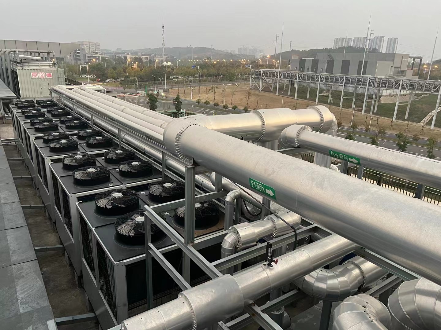 西安市温泉度假酒店泳池